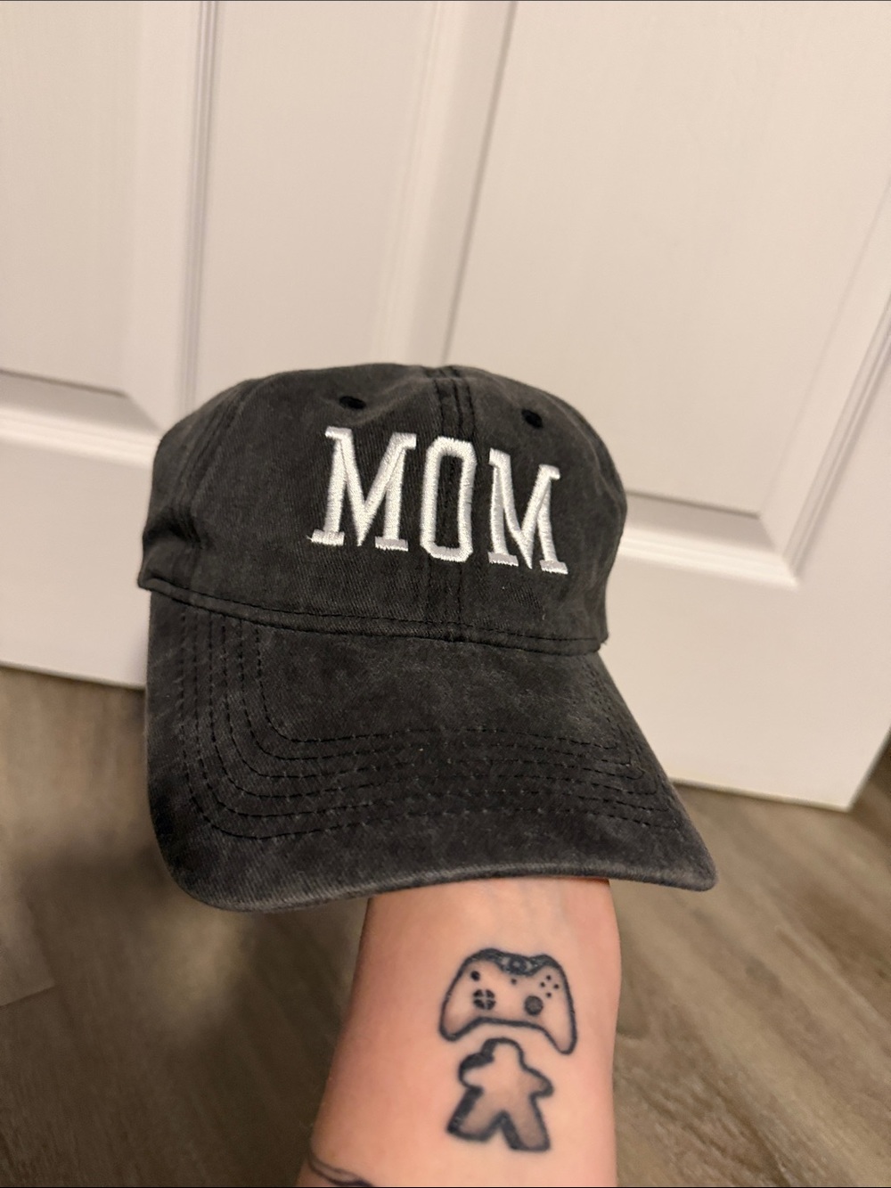 Embroidered 'MOM' Black Cotton Baseball Cap